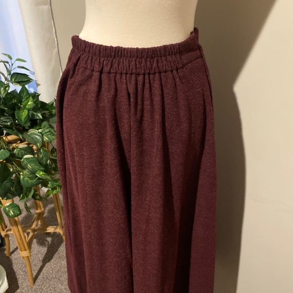 BEAUTIFUL ORIENTAL MAROON WOOL SKIRT WITH HAND PAINTED FLOWER - Picture 3 of 5